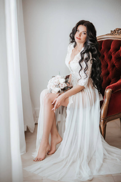 Gyönyörű fiatal menyasszony a hálóköntös előtt esküvő otthon   - Fotó, kép