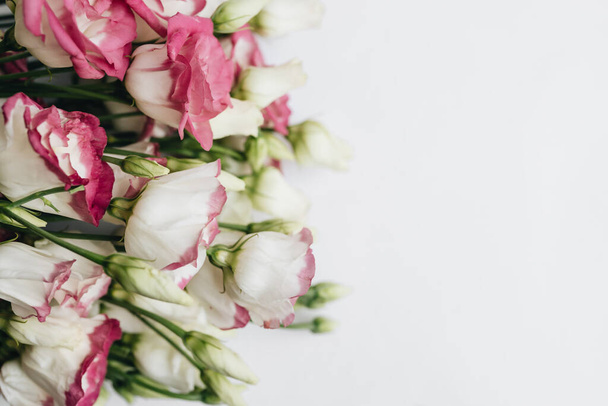 Gyönyörű tavaszi csokor rózsaszín és fehér érzékeny virágokkal - Fotó, kép
