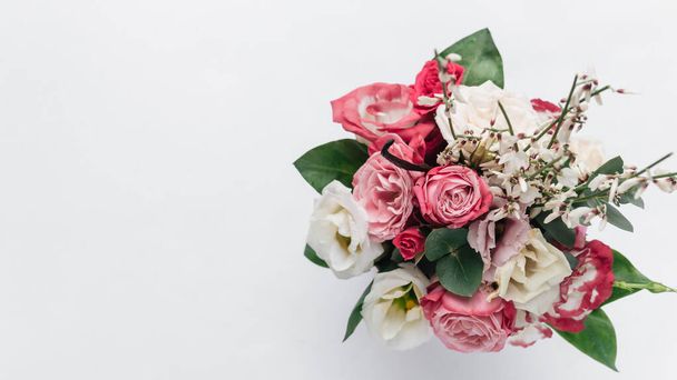 beautiful spring bouquet with pink and white tender flowers - Foto, afbeelding