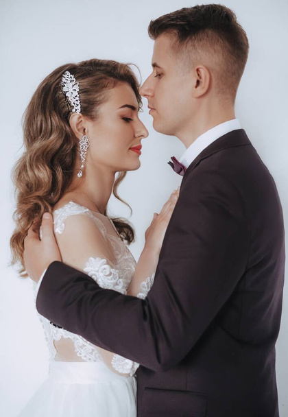 Krásná a mladá nevěsta a ženich pózují   - Fotografie, Obrázek