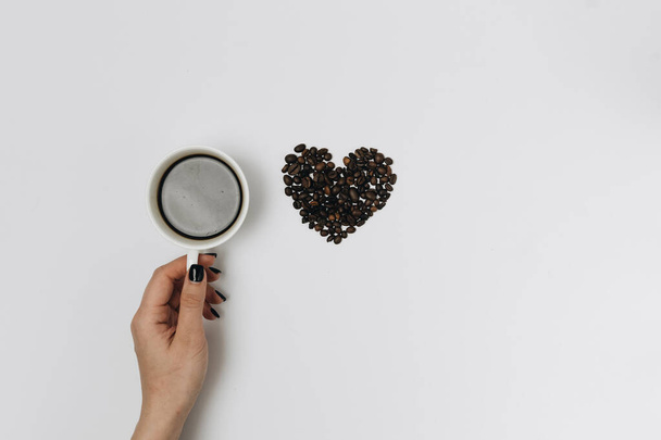 вид зверху чашки кави з формою серця на білому тлі
 - Фото, зображення