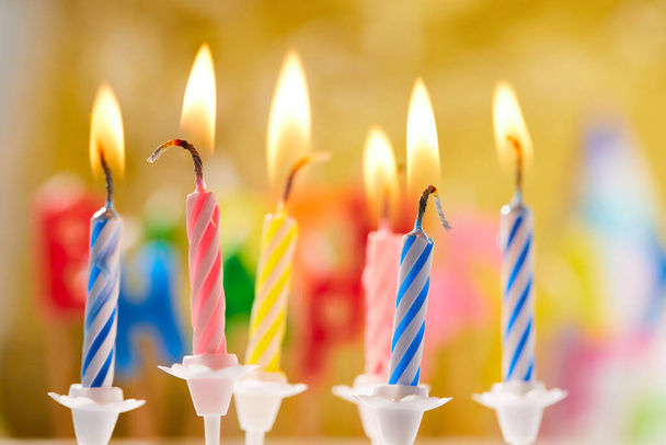 candele di compleanno su sfondo giallo, vista da vicino    - Foto, immagini