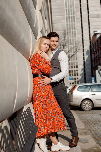 Rakkaussuhteiden käsite mies ja nainen. Ihana pari kävelemässä suurkaupungissa, halaamassa, suutelemassa ja nauttimassa toisistaan.Nuori rakastava pari Varsovassa
 - Valokuva, kuva