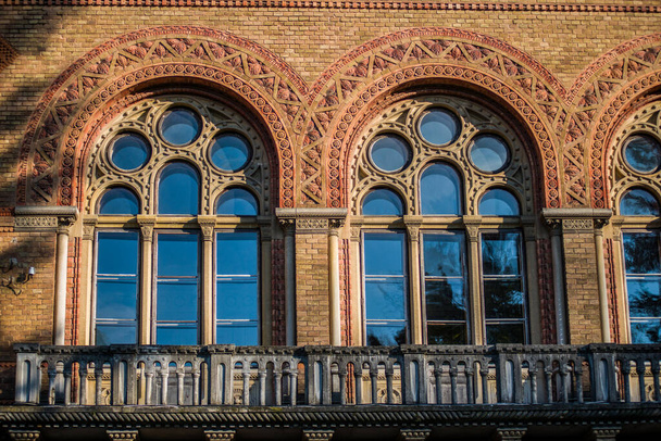 Université nationale de Tchernivtsi avec une très belle architecture
 - Photo, image