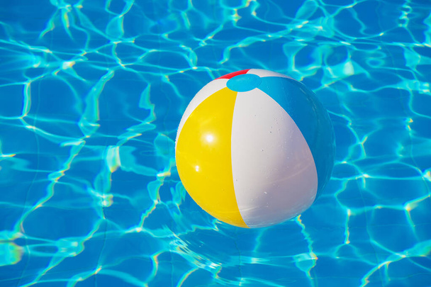 Kolorowa nadmuchiwana piłka pływająca w basenie - Zdjęcie, obraz
