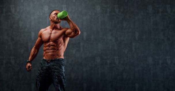 Suplemento nutricional. Los hombres musculares beben proteínas, bebidas energéticas después del entrenamiento
 - Foto, Imagen