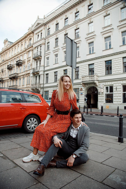 Fogalom a szerelmi kapcsolatokról férfi és nő. Szép pár sétál a nagyvárosban, ölelkeznek, csókolóznak és élvezik egymást.Fiatal szerelmesek Warsaw-ban - Fotó, kép