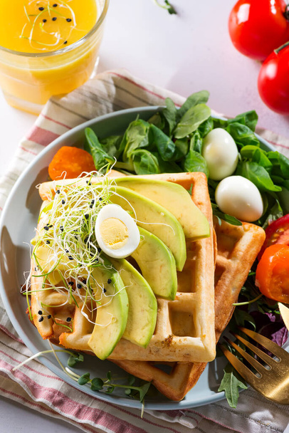 È ora di colazione. Cialde con insalata, uova, succo di frutta e avocado a colazione. Vista dall'alto
. - Foto, immagini