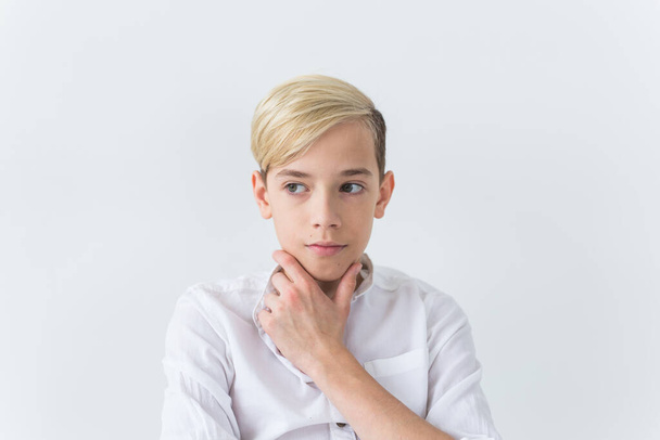 Εφηβική κατάθλιψη και εφηβεία έννοια - λυπημένος έφηβος πορτρέτο κοντά σε λευκό φόντο. - Φωτογραφία, εικόνα