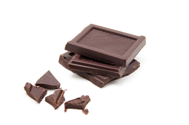 Trozos cortados áspero de una barra de chocolate - Foto, Imagen