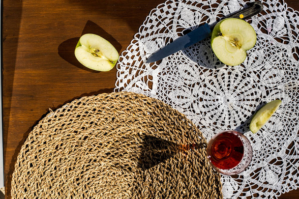 mesa de comida marrom com uma maçã fatiada e óculos
 - Foto, Imagem