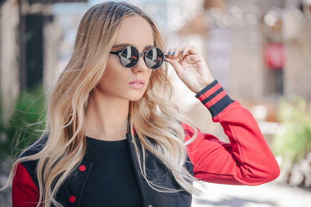 Beautiful young blonde woman in sunglasses outdoor. - Fotoğraf, Görsel