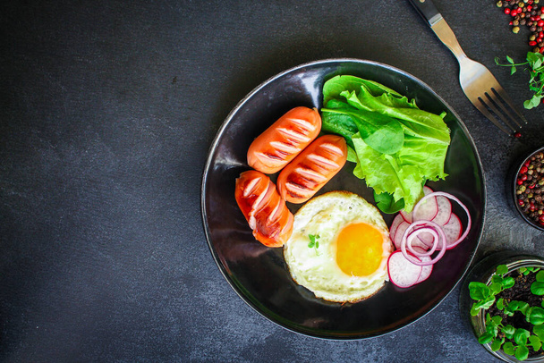 Sağlıklı kahvaltı, kızarmış yumurta sosis ve sebze menüsü konsepti. Yemek geçmişi. text keto ya da paleo diyetleri için üst görünüm kopyalama alanı - Fotoğraf, Görsel