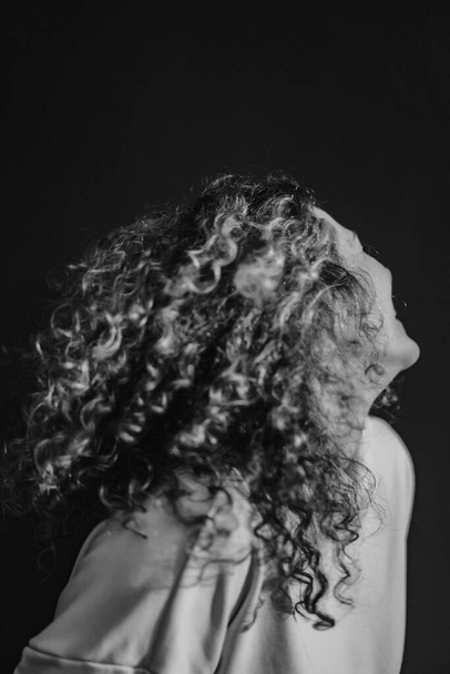 young woman with curly hair. portrait close-up. - Foto, Imagem