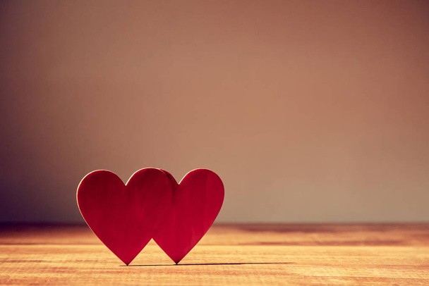 Červená srdce maketa na dřevěném povrchu, kopírovat prostor. Pár zamilovanej. Svatý Valentýn. Miláčci. Amor and fondness - Fotografie, Obrázek