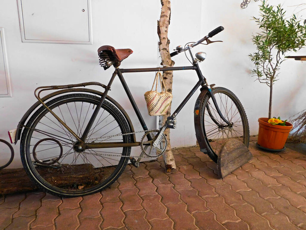 家の壁の古い自転車 - 写真・画像
