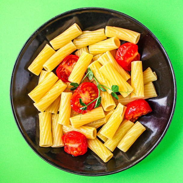 健康的な食品を食べる準備ができてトマトとパスタTortiglioniとトマトソース(イタリアのメインコースMaccheroni,リガトーニ)メニューコンセプト.食べ物の背景。最上階だ。テキストのコピースペース - 写真・画像