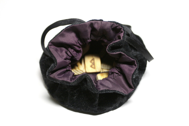 rúnák-fekete táska - Fotó, kép