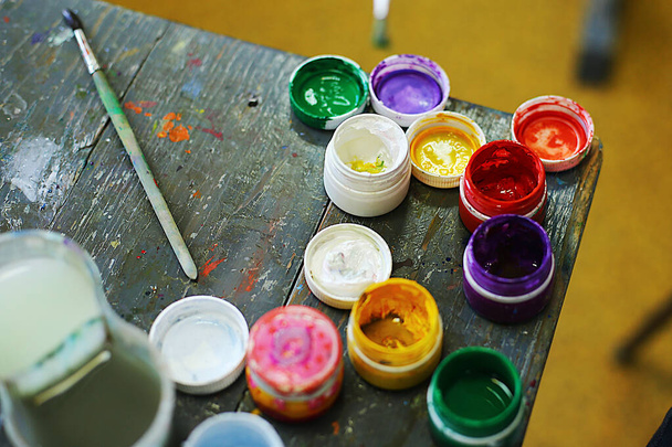 Unterricht in einer Kunstschule für Kinder über Farbe, Modellierung und Anwendung, zukünftige Künstler schaffen Meisterwerke - Foto, Bild