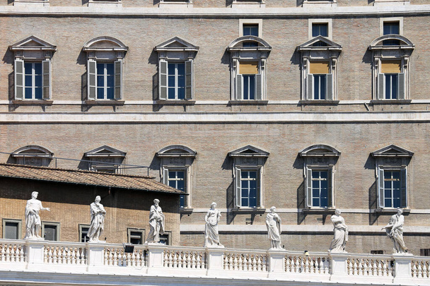Detail z budov na náměstí Piazza San Pietro, Peters Square ve Vatikánu, Řím, Evropa - Fotografie, Obrázek