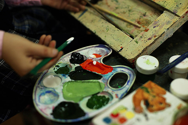a lesson in an art school for children on paint, modeling and application, future artists create masterpieces - 写真・画像