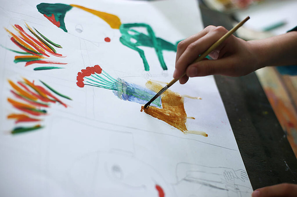 una lección en una escuela de arte para niños sobre pintura, modelado y aplicación, futuros artistas crean obras maestras
 - Foto, Imagen