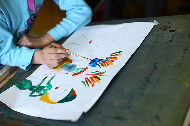 Resim, mankenlik ve uygulama üzerine çocuklar için bir sanat okulu dersi, geleceğin sanatçıları başyapıtlar yarattı - Fotoğraf, Görsel