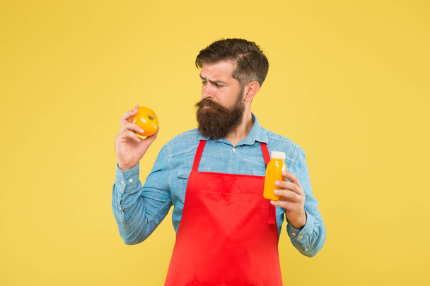トマトジュースの男。シェフがビタミンカクテルを作る。健康的で新鮮なスムージー。有機食品だけだ。新鮮なトマトからケチャップを作る。農場市場の概念。有機トマトジュース - 写真・画像