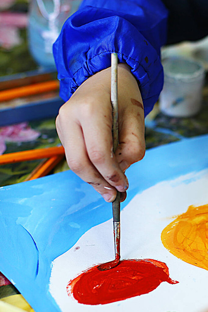 uma lição em uma escola de arte para crianças sobre pintura, modelagem e aplicação, futuros artistas criam obras-primas
 - Foto, Imagem