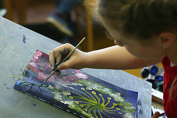 una lección en una escuela de arte para niños sobre pintura, modelado y aplicación, futuros artistas crean obras maestras
 - Foto, imagen