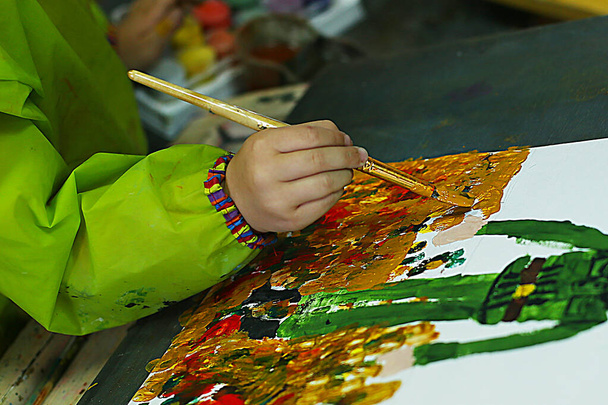 una lección en una escuela de arte para niños sobre pintura, modelado y aplicación, futuros artistas crean obras maestras
 - Foto, Imagen