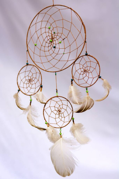 Indický lapač snů, tři kruhy, korálky a peří - Fotografie, Obrázek