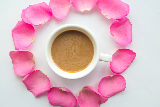 Flat lay foto com xícara de café em pétalas de rosa. Conceito de amor
 - Foto, Imagem