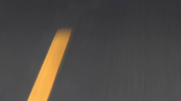 Gelbe Linien auf der Autobahn führen stetig vorbei - Filmmaterial, Video