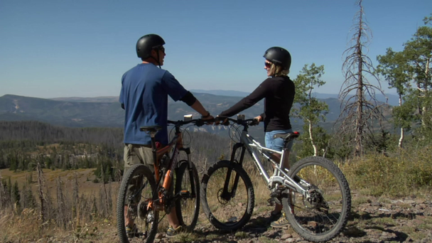 Mountain biking couple pause for view - Footage, Video