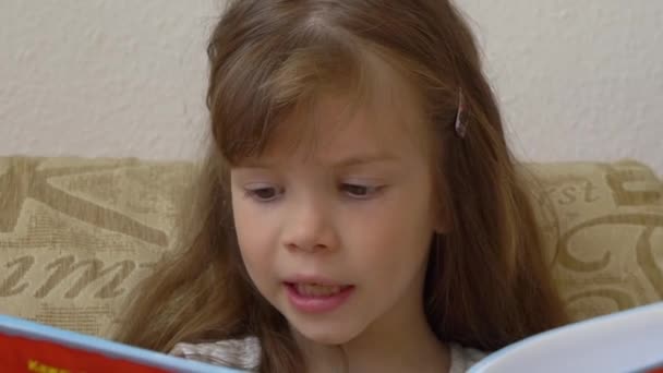 Küçük kız kitap okuyor. - Video, Çekim