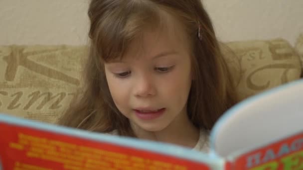 маленька дівчинка читає книгу
 - Кадри, відео