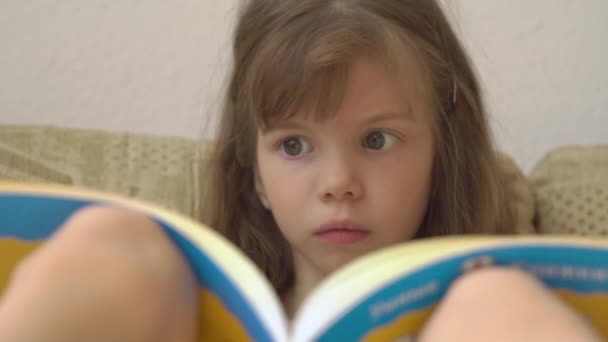 A kislány könyvet olvas. - Felvétel, videó