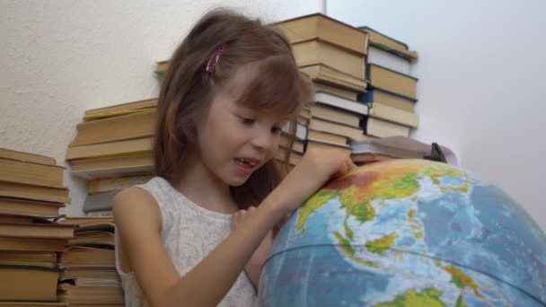 Little girl with a globe - Footage, Video