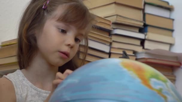 kleines Mädchen mit einer Weltkugel - Filmmaterial, Video