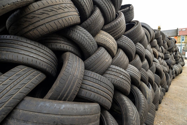 Muitos pneus velhos empilhados juntos - Foto, Imagem