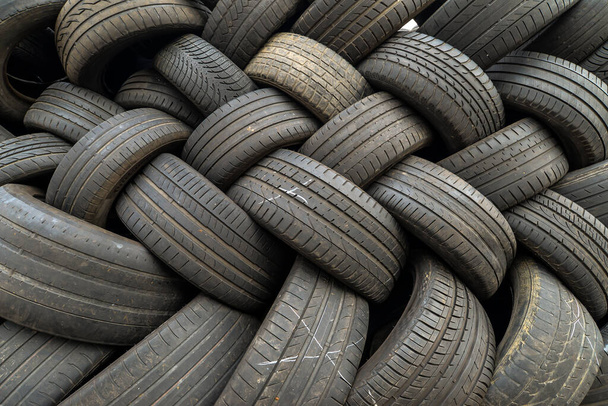 Viele alte Reifen gestapelt - Foto, Bild