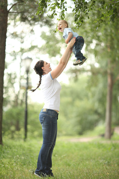 Happy young mother playing with baby in the park - Foto, Bild