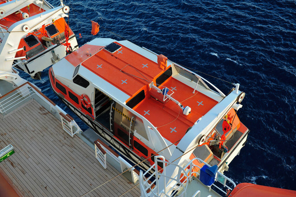 Bateaux de sauvetage prêts à être abaissés dans la mer lors d'une croisière dans la mer des Caraïbes
 - Photo, image