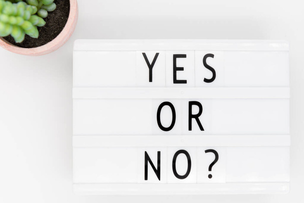 Φωτεινό κουτί με λέξεις Ναι ή Όχι. Ναι ή όχι, διλήμμα έννοια - Φωτογραφία, εικόνα