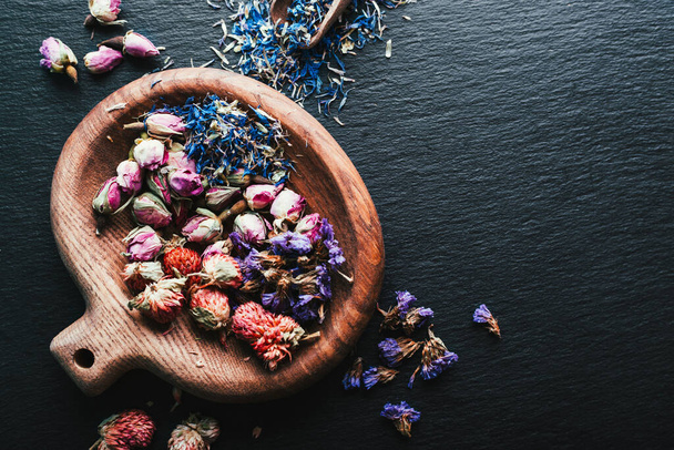 Harvesting medicinal herbs, dried flowers, herbal tea - Foto, afbeelding