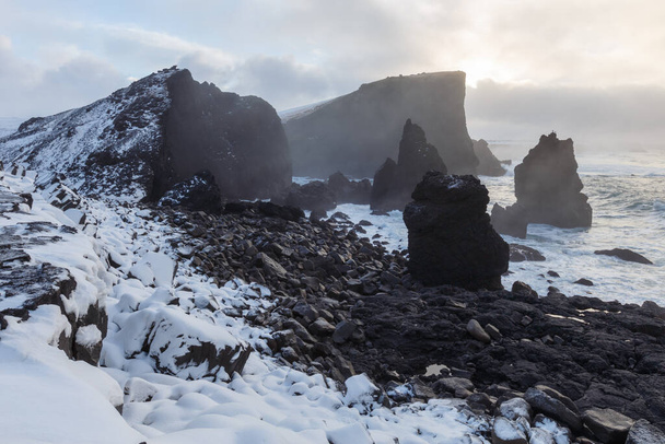 valahnukamol, blauw uur, Atlantische Oceaan, winter in IJsland, west-IJsland - Foto, afbeelding