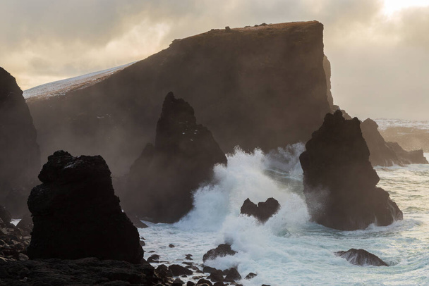 valahnukamol, błękitna godzina, ocean atlantycki, zima na Islandii, zachodnia Islandia - Zdjęcie, obraz