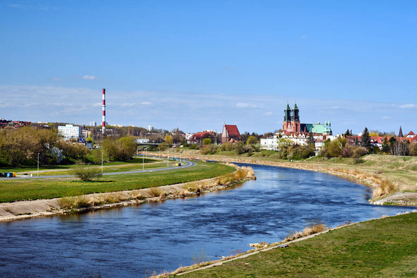 río warta, chimenea industrial y torres catedral en la ciudad de Poznan
 - Foto, Imagen