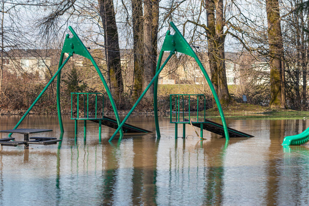 遊び場は洪水の最中に - 写真・画像